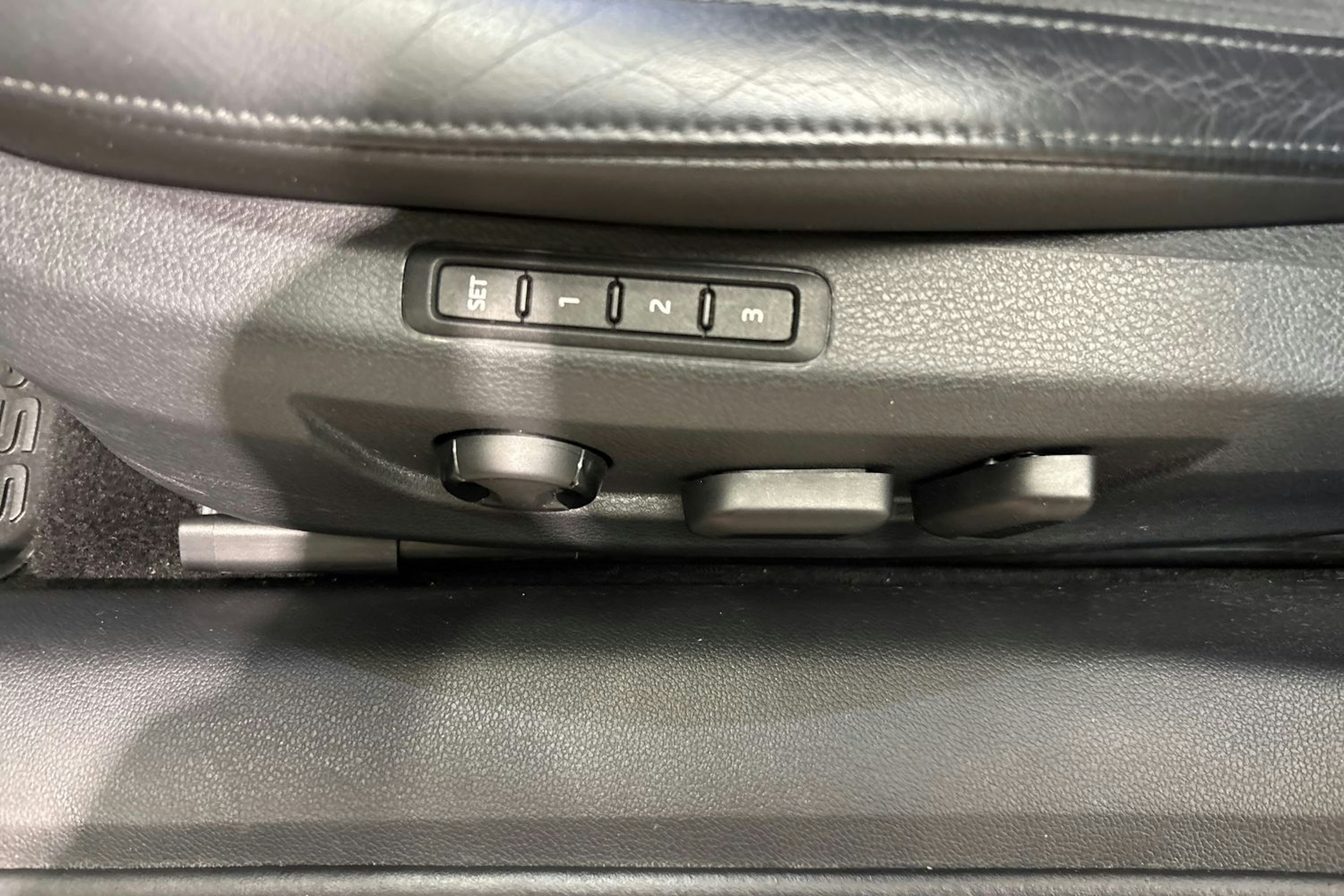 Valkoinen Skoda Superb 2019 kuva 12.