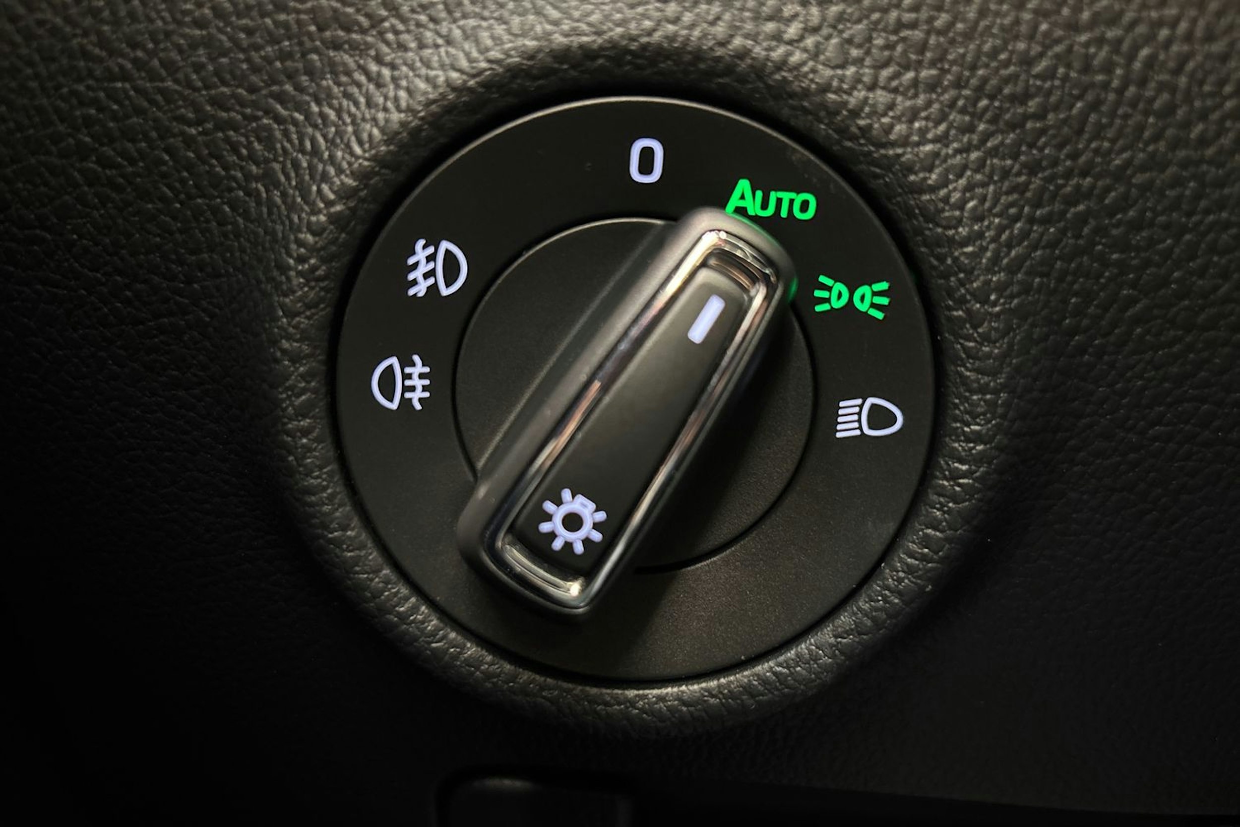 Valkoinen Skoda Superb 2019 kuva 14.