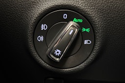 Valkoinen Skoda Superb 2019 kuva 14.