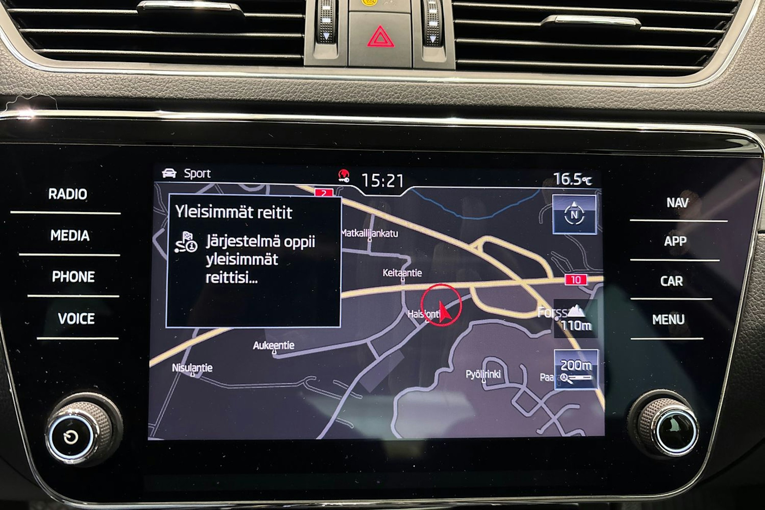 Valkoinen Skoda Superb 2019 kuva 15.