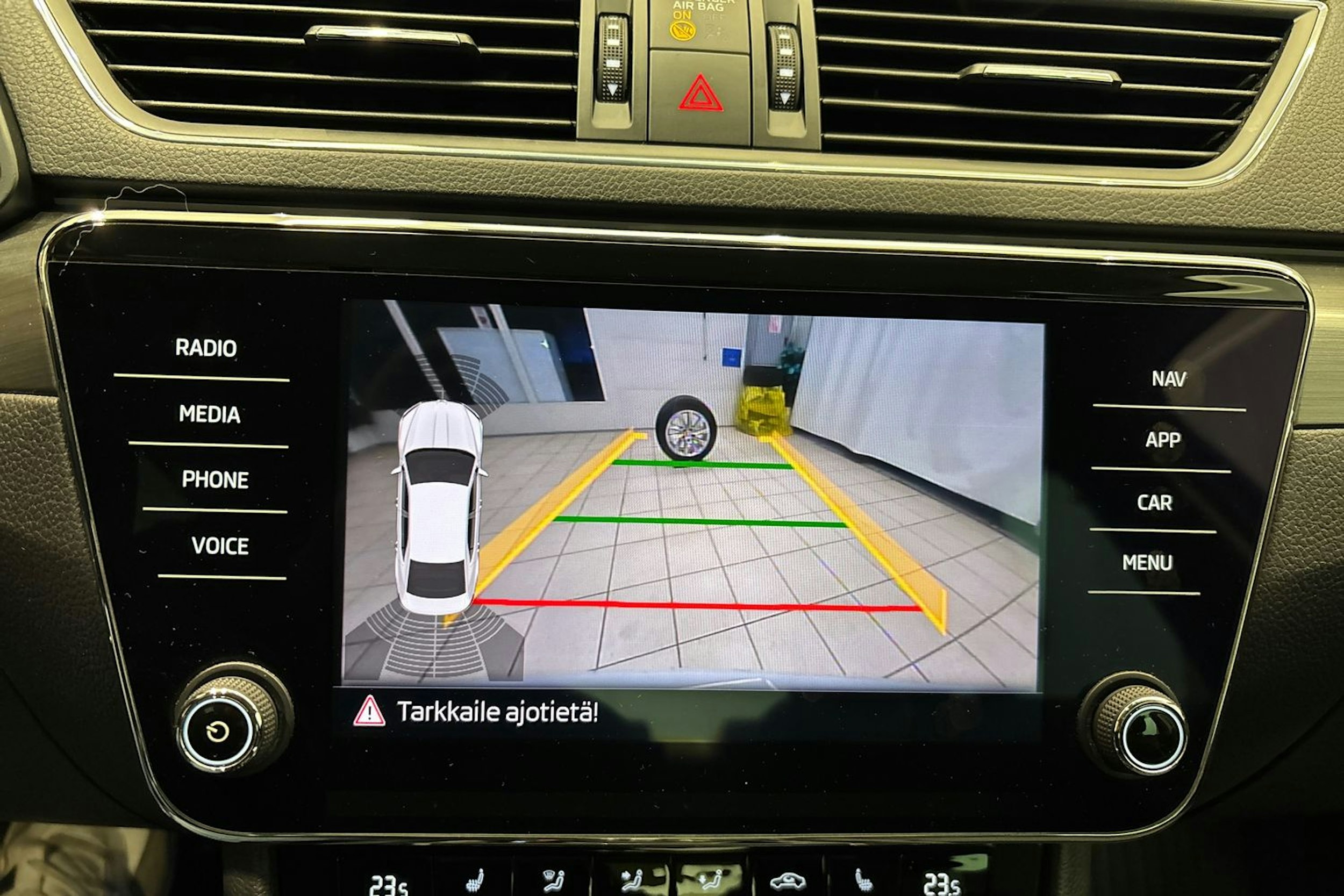 Valkoinen Skoda Superb 2019 kuva 16.