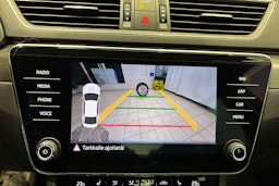 Valkoinen Skoda Superb 2019 kuva 16.