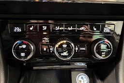 Valkoinen Skoda Superb 2019 kuva 17.