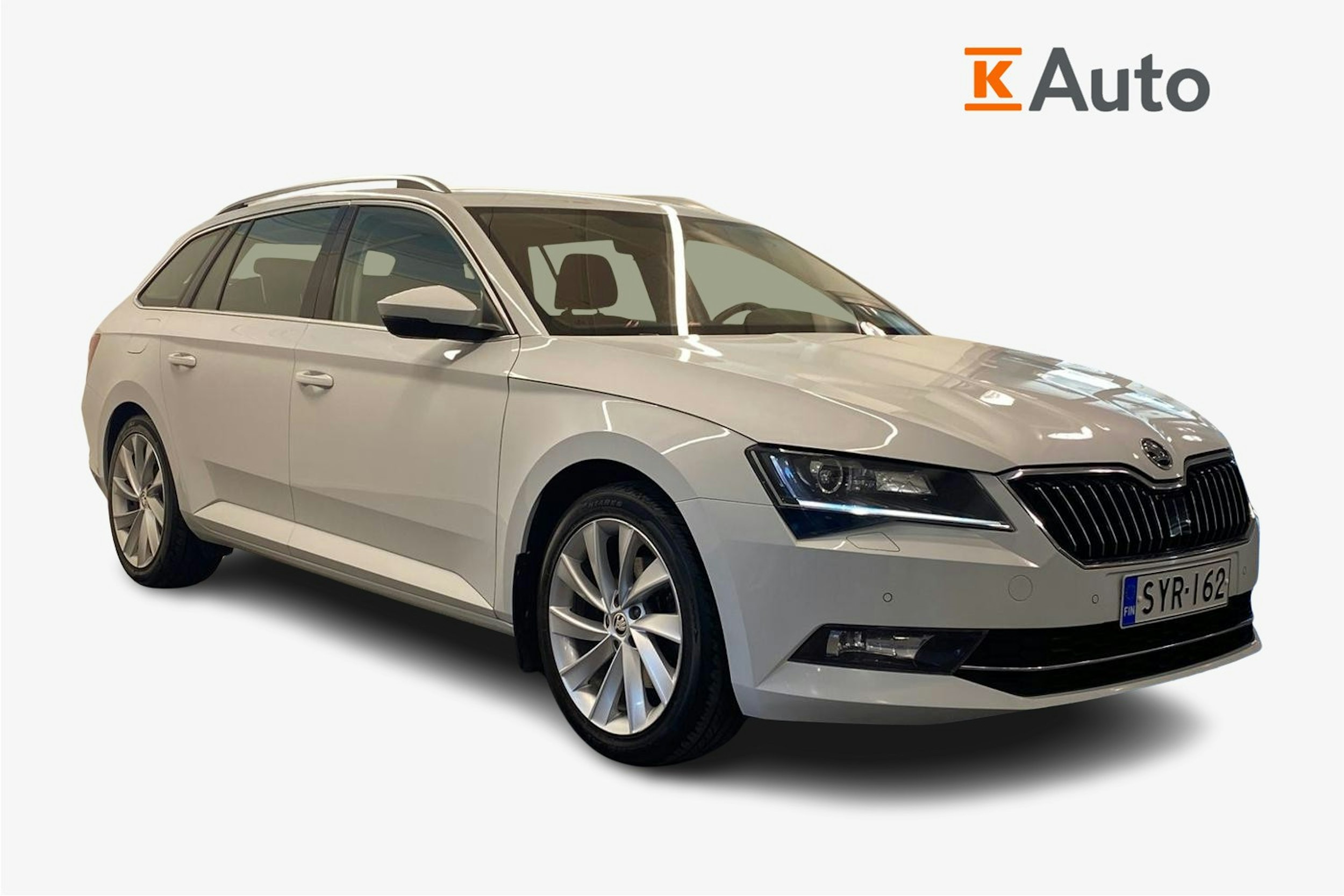 valkoinen Skoda Superb 2019 kuva 1.