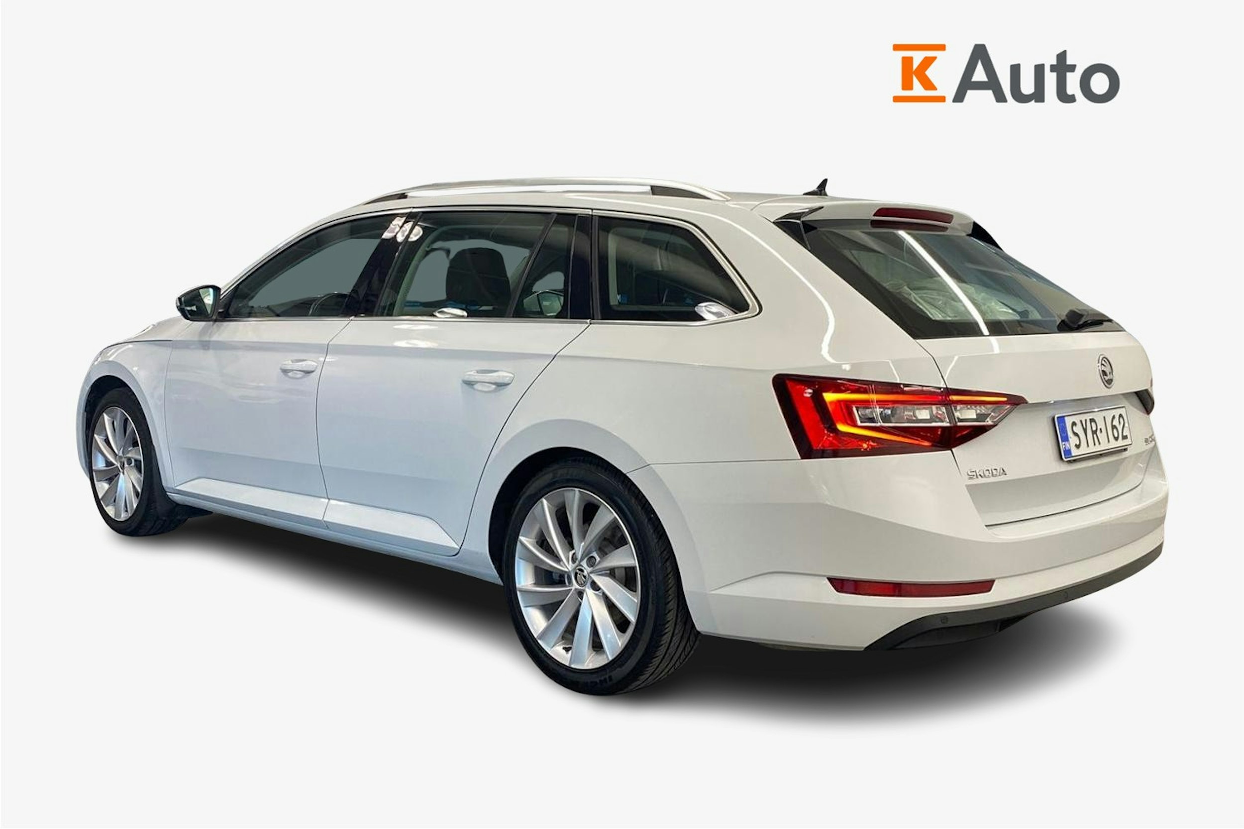 valkoinen Skoda Superb 2019 kuva 2.