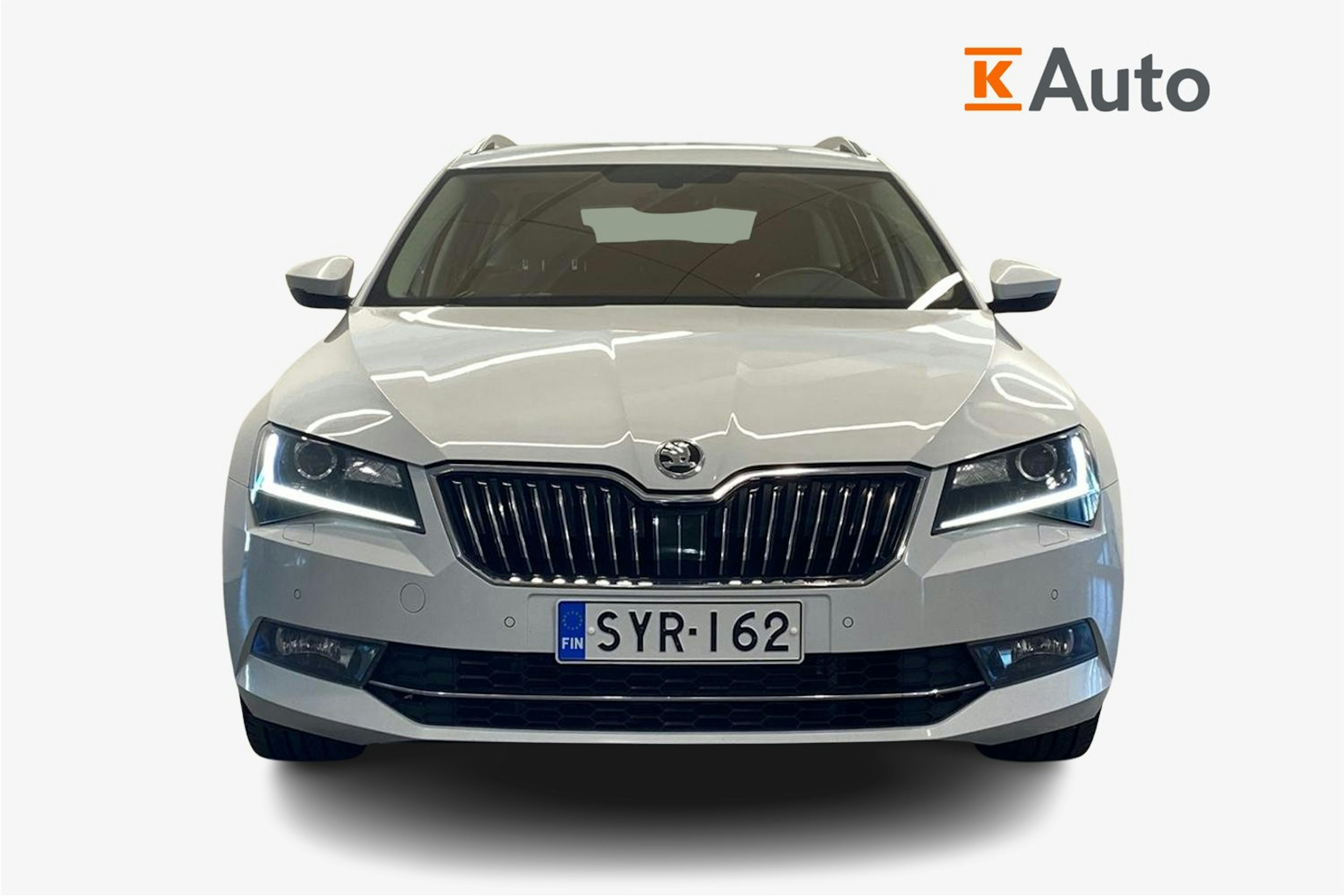 valkoinen Skoda Superb 2019 kuva 5.