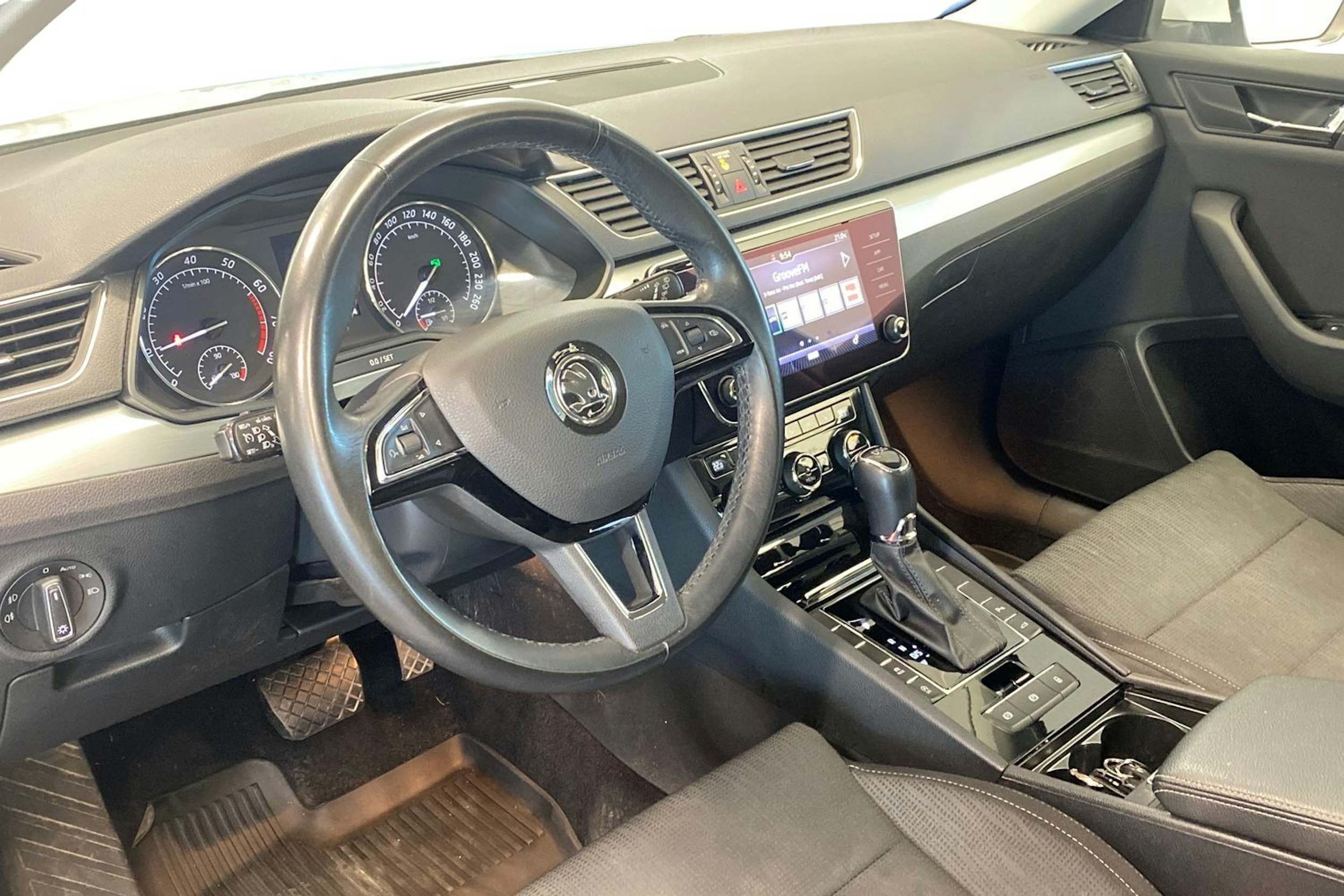 valkoinen Skoda Superb 2019 kuva 7.