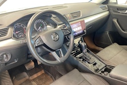 valkoinen Skoda Superb 2019 kuva 7.