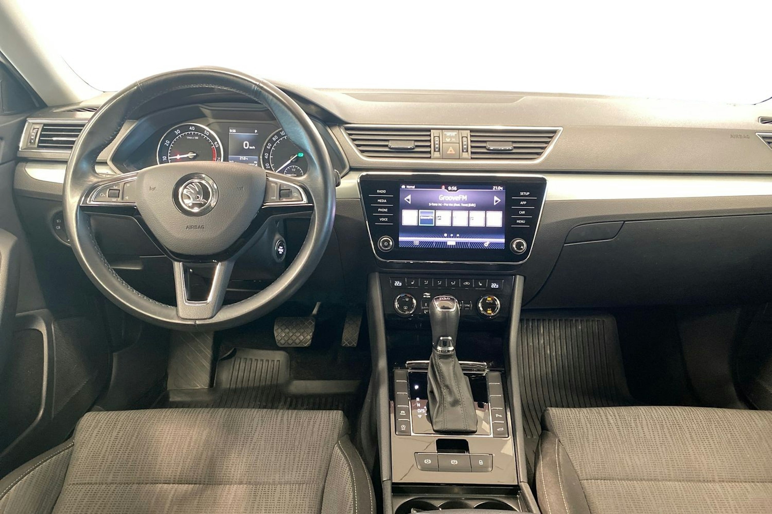 valkoinen Skoda Superb 2019 kuva 9.