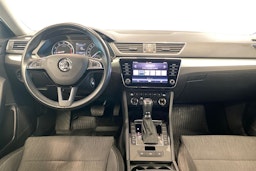 valkoinen Skoda Superb 2019 kuva 9.