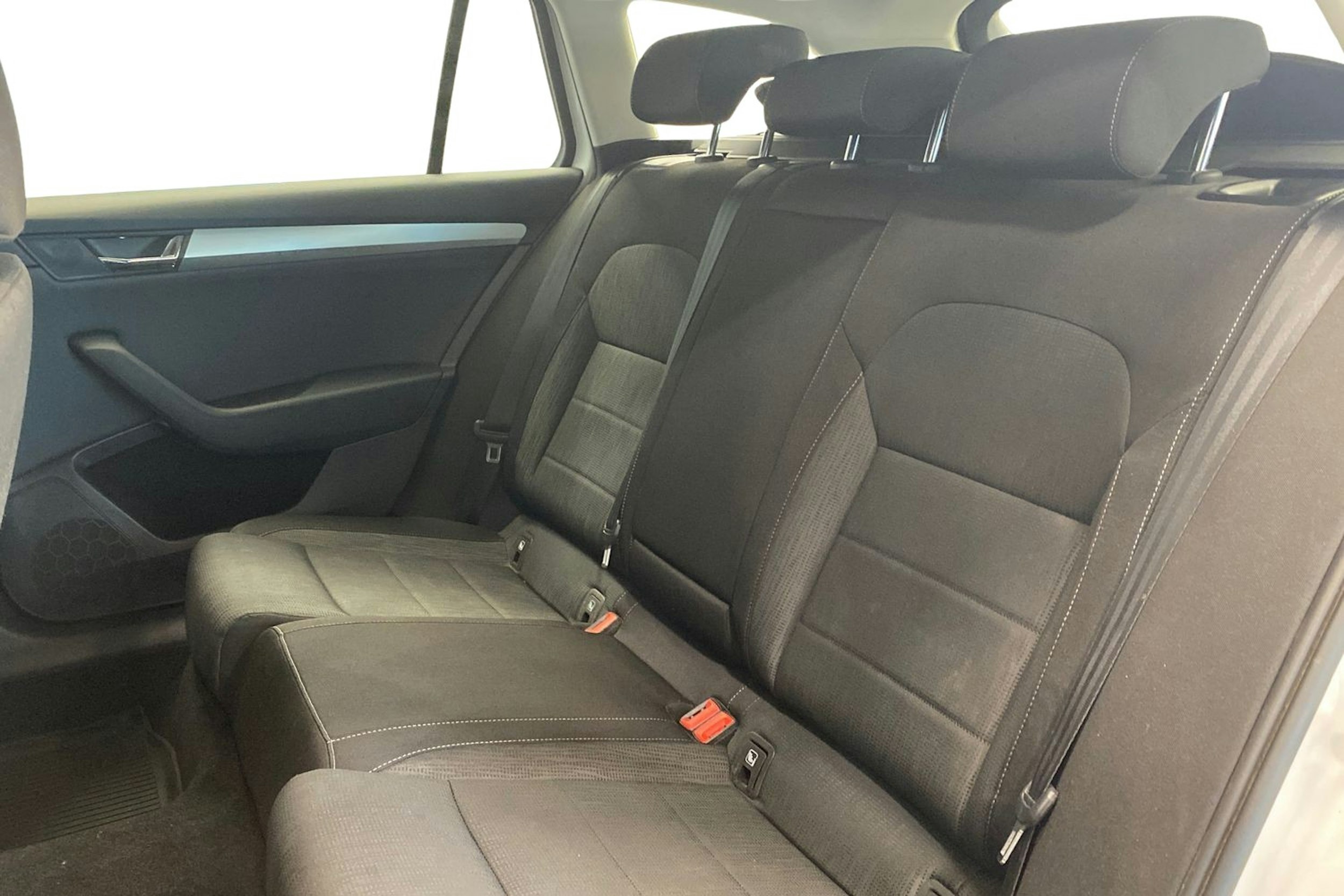 valkoinen Skoda Superb 2019 kuva 10.