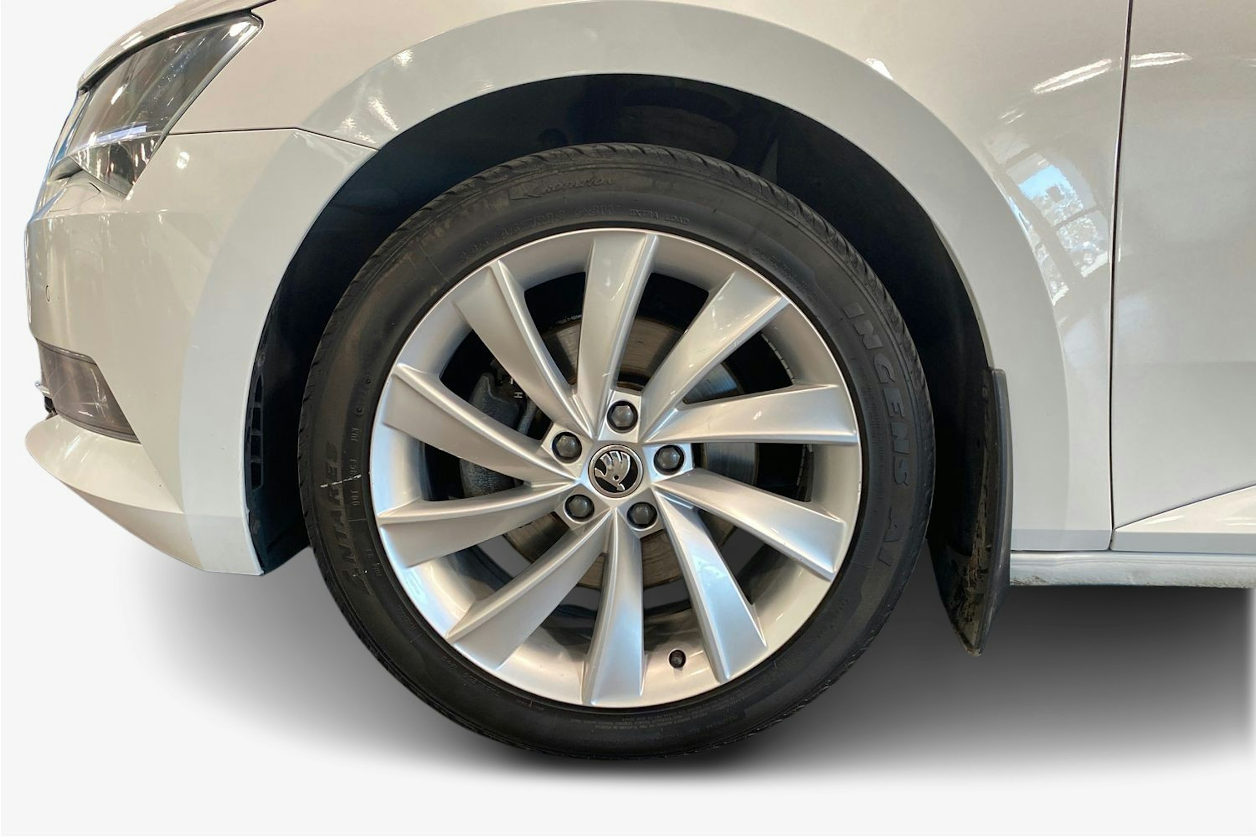 valkoinen Skoda Superb 2019 kuva 11.