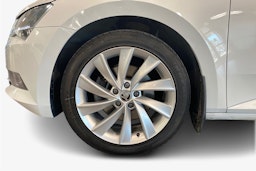 valkoinen Skoda Superb 2019 kuva 11.