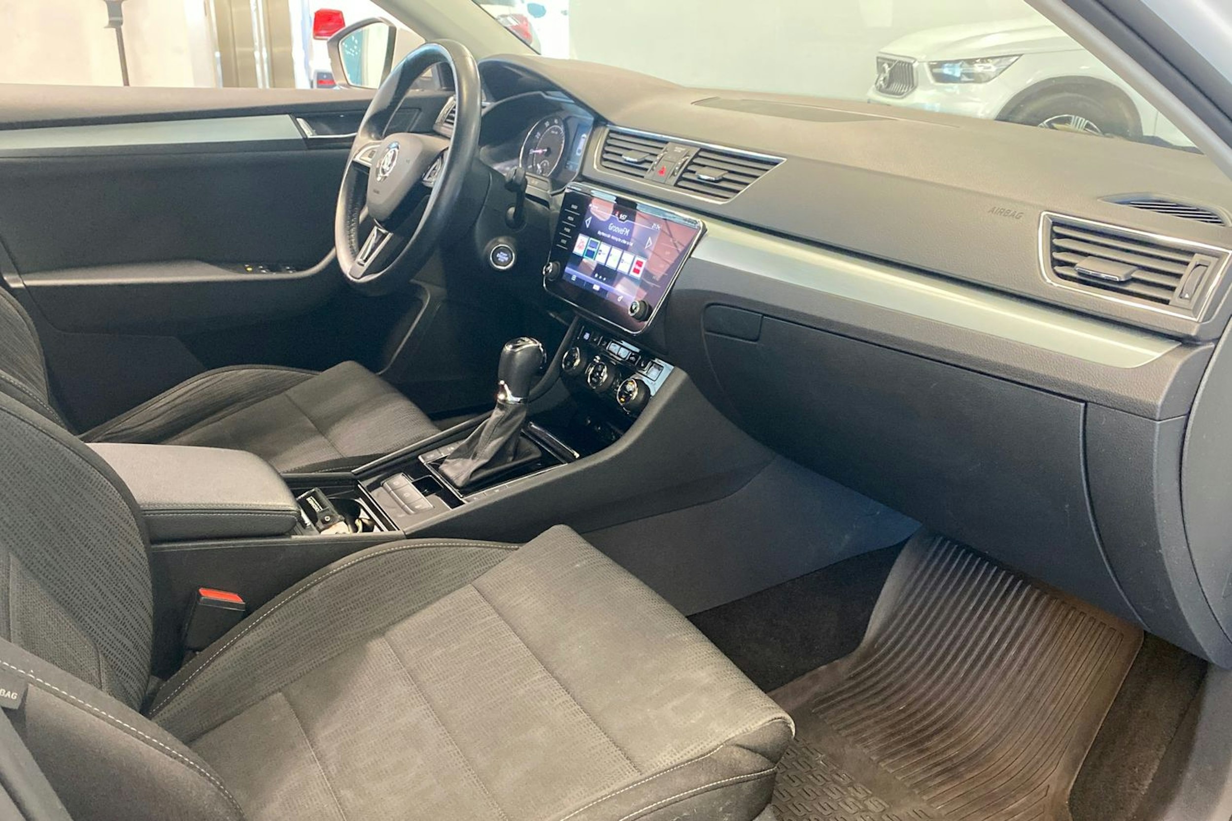 valkoinen Skoda Superb 2019 kuva 17.
