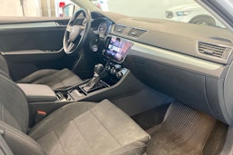valkoinen Skoda Superb 2019 kuva 17.