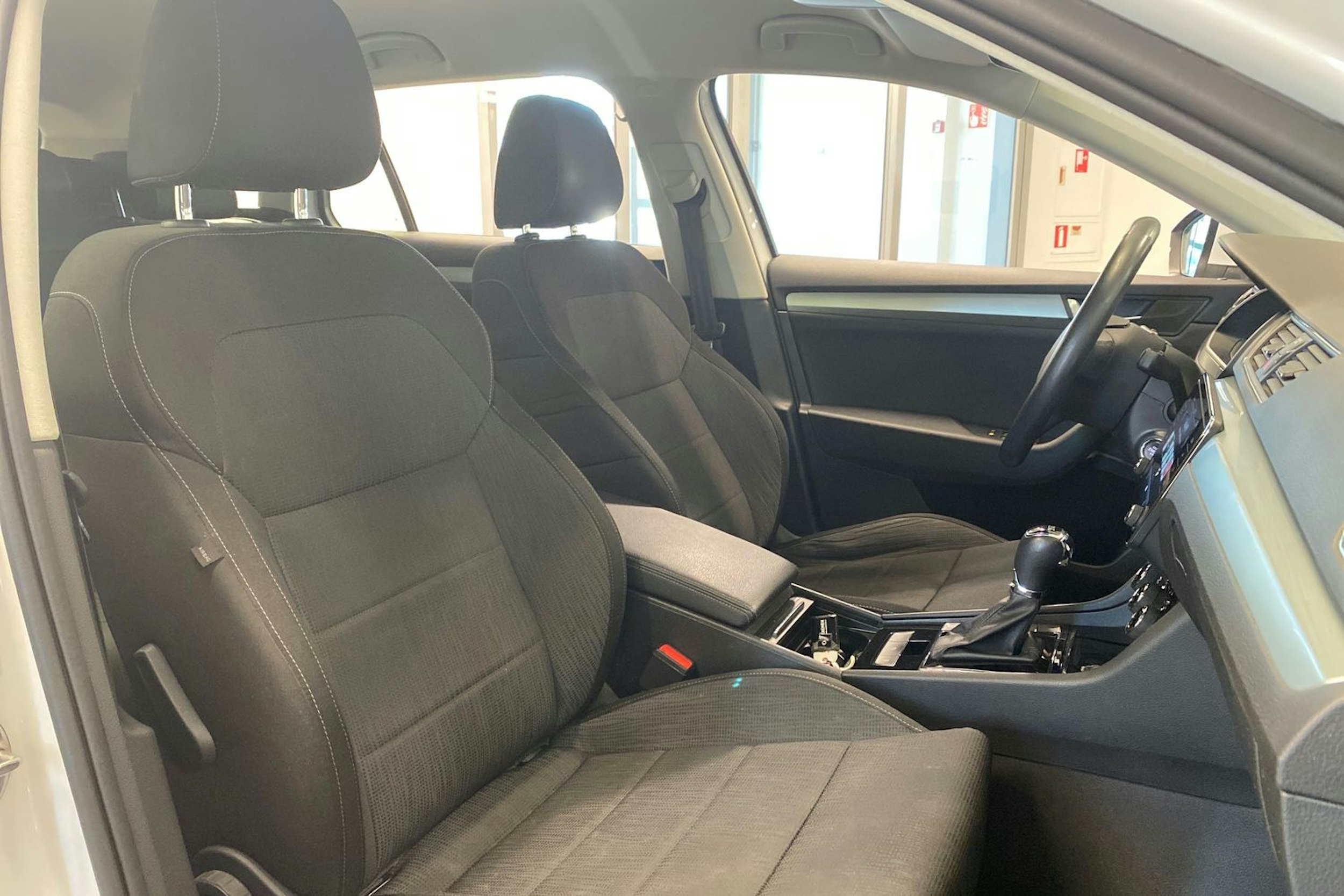 valkoinen Skoda Superb 2019 kuva 18.