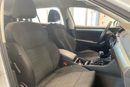 valkoinen Skoda Superb 2019 kuva 18.
