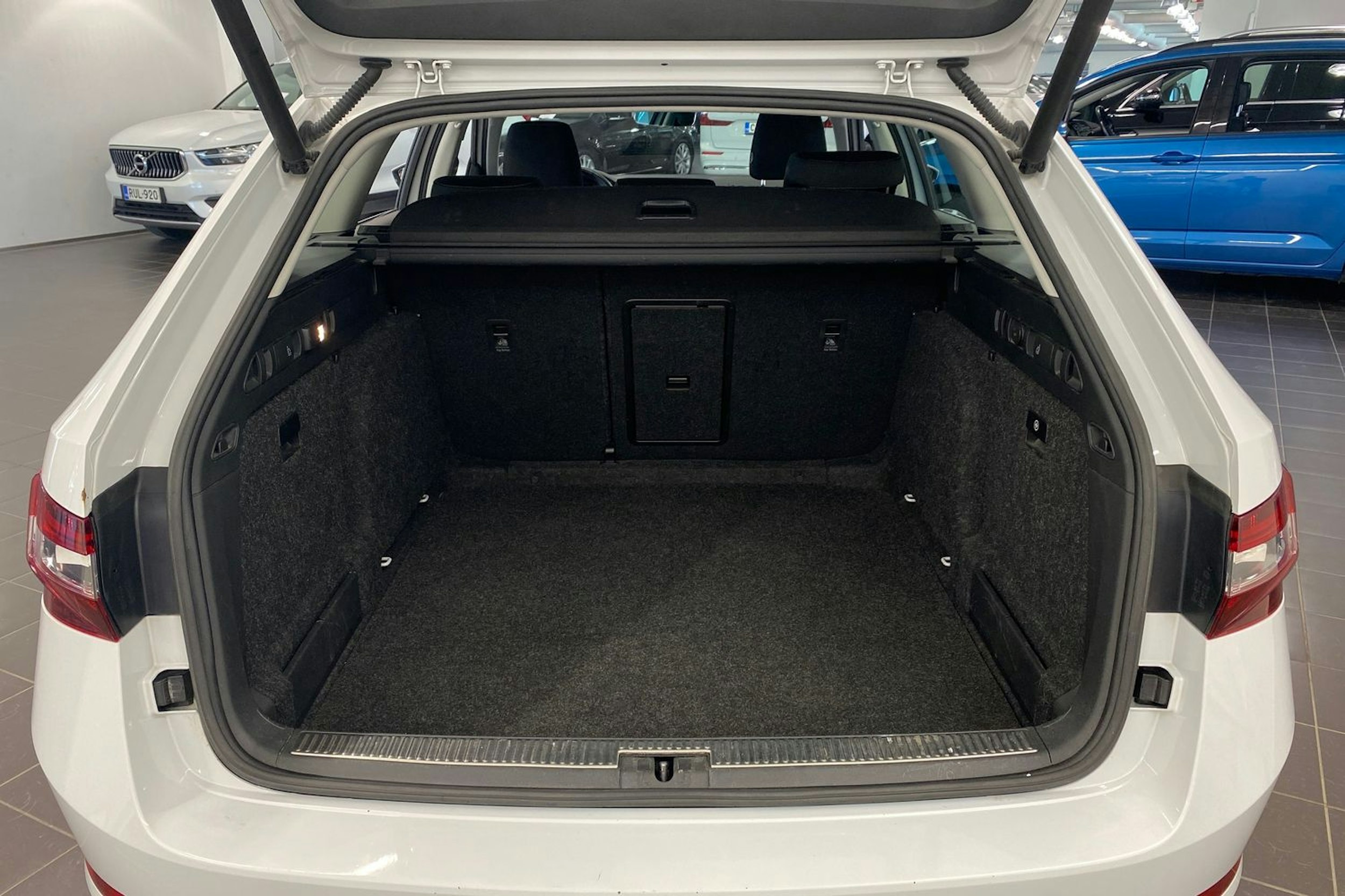 valkoinen Skoda Superb 2019 kuva 19.