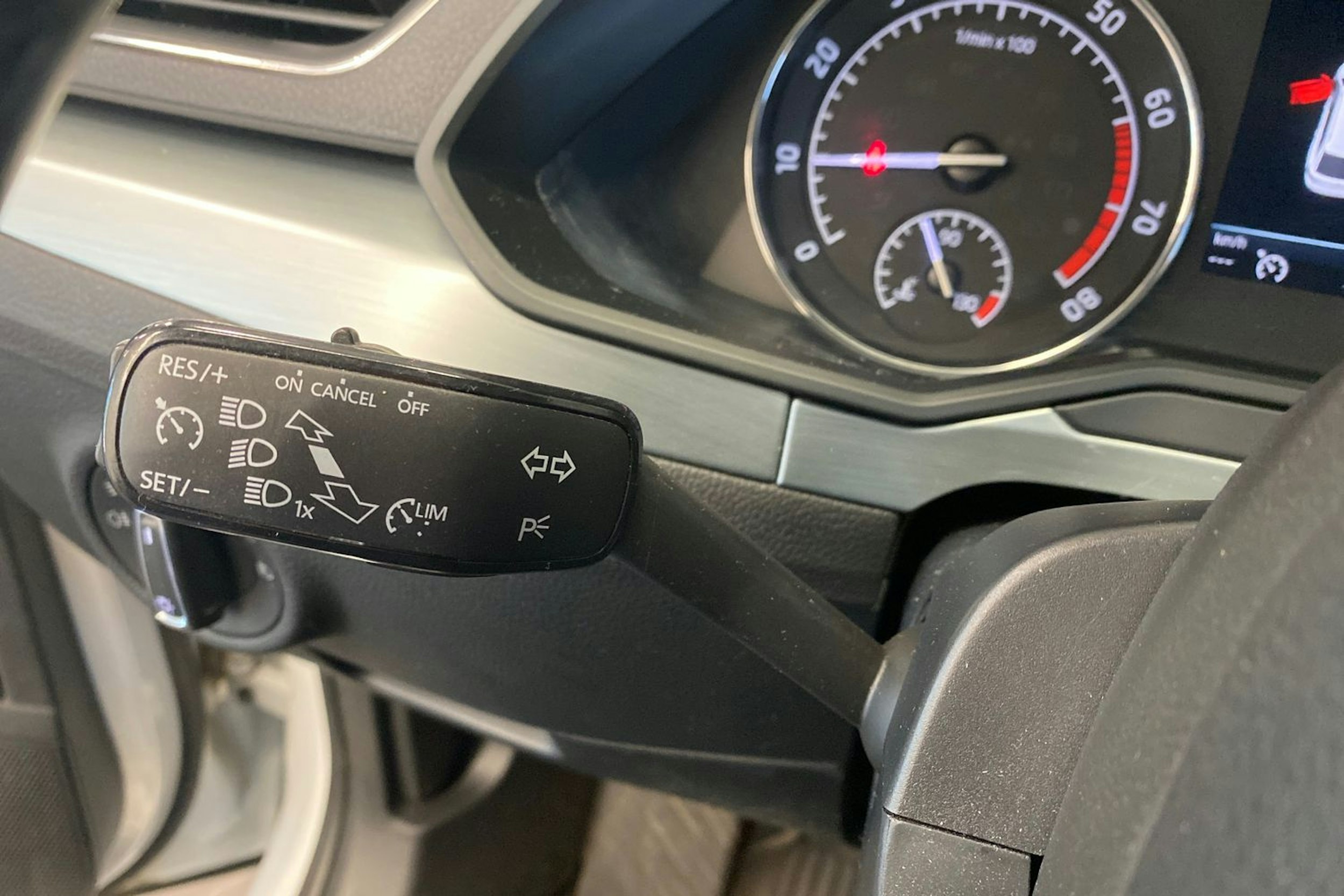 valkoinen Skoda Superb 2019 kuva 20.