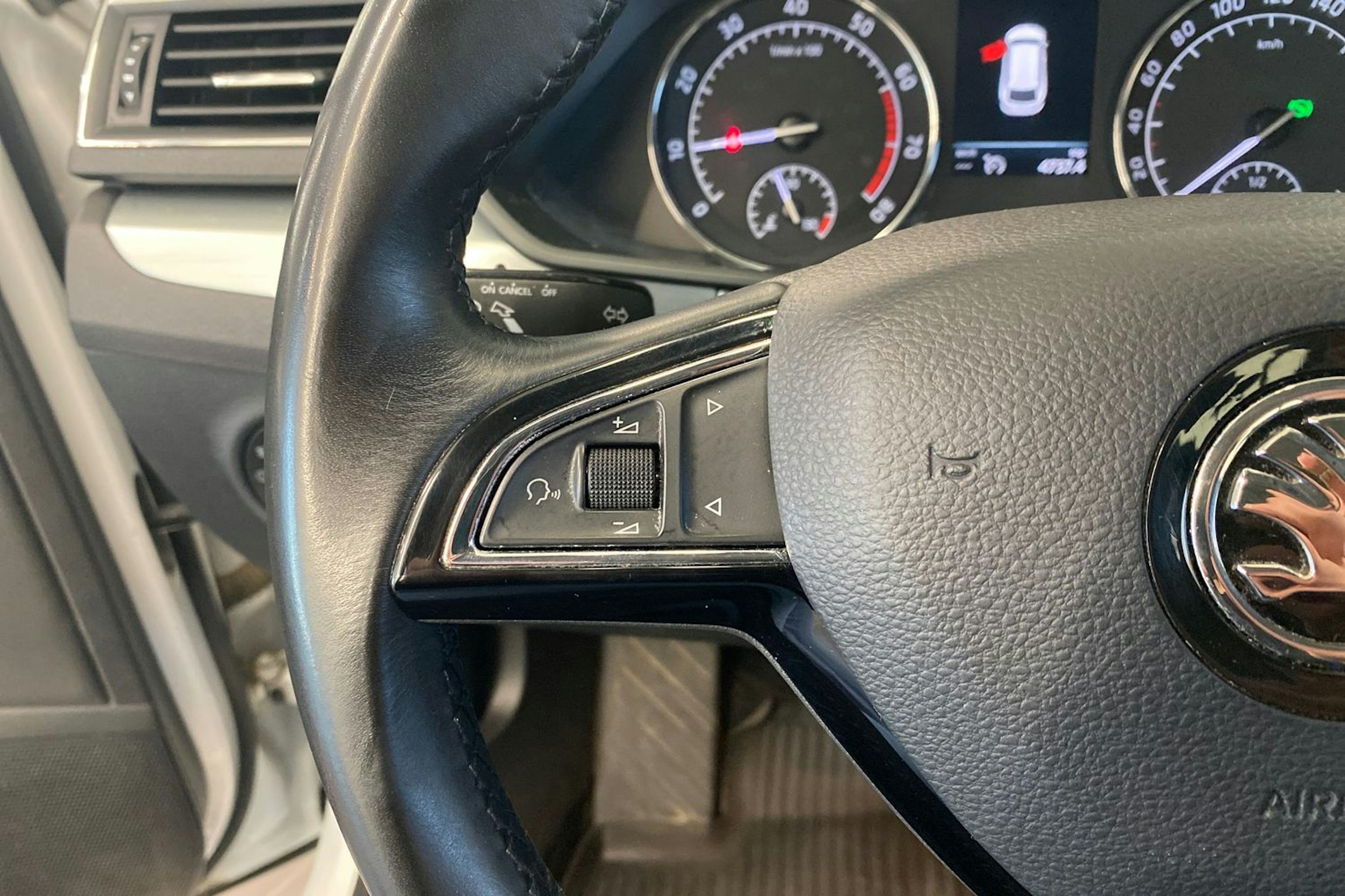 valkoinen Skoda Superb 2019 kuva 21.