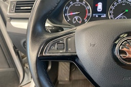 valkoinen Skoda Superb 2019 kuva 21.