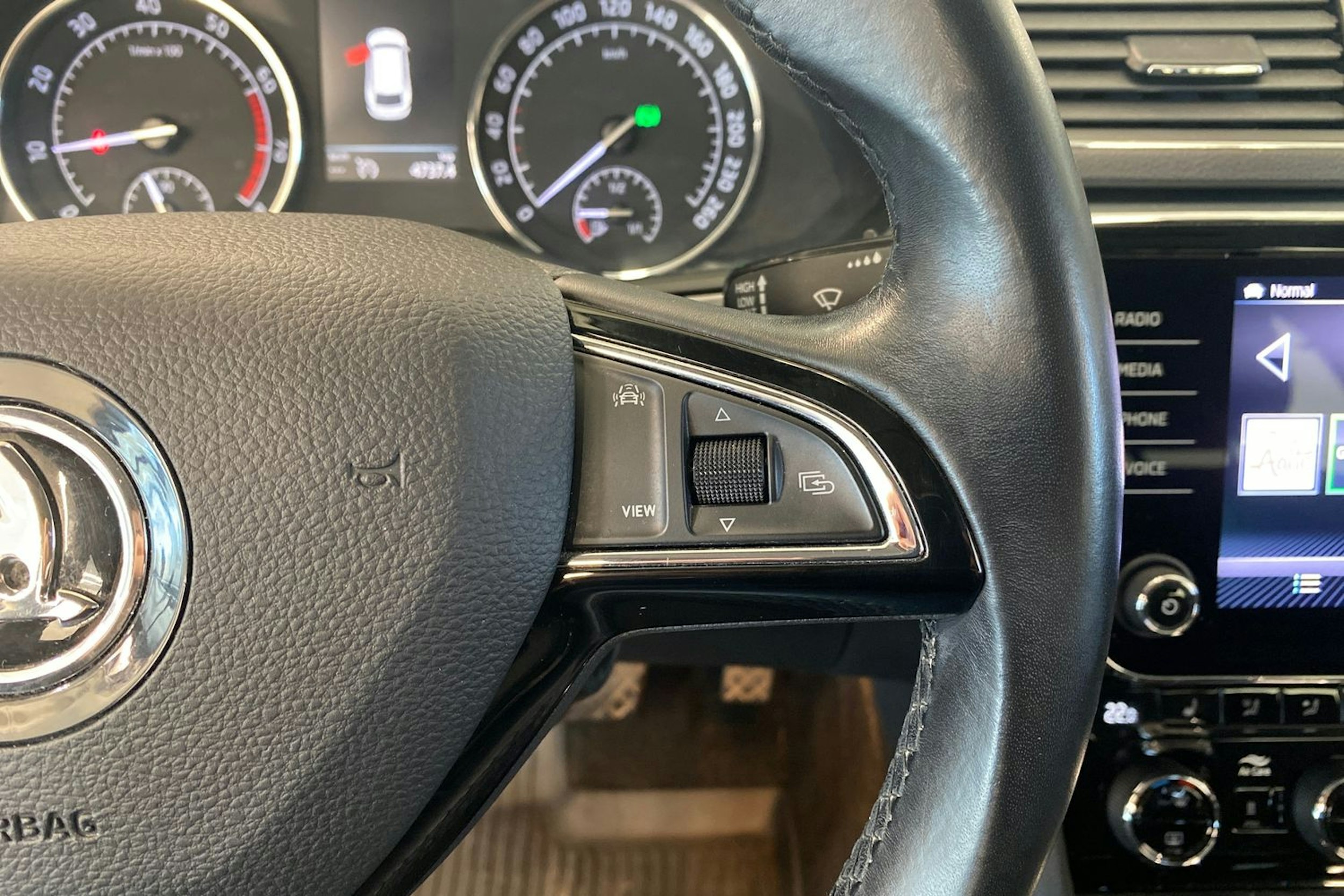valkoinen Skoda Superb 2019 kuva 22.