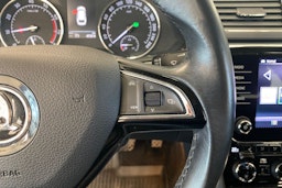 valkoinen Skoda Superb 2019 kuva 22.