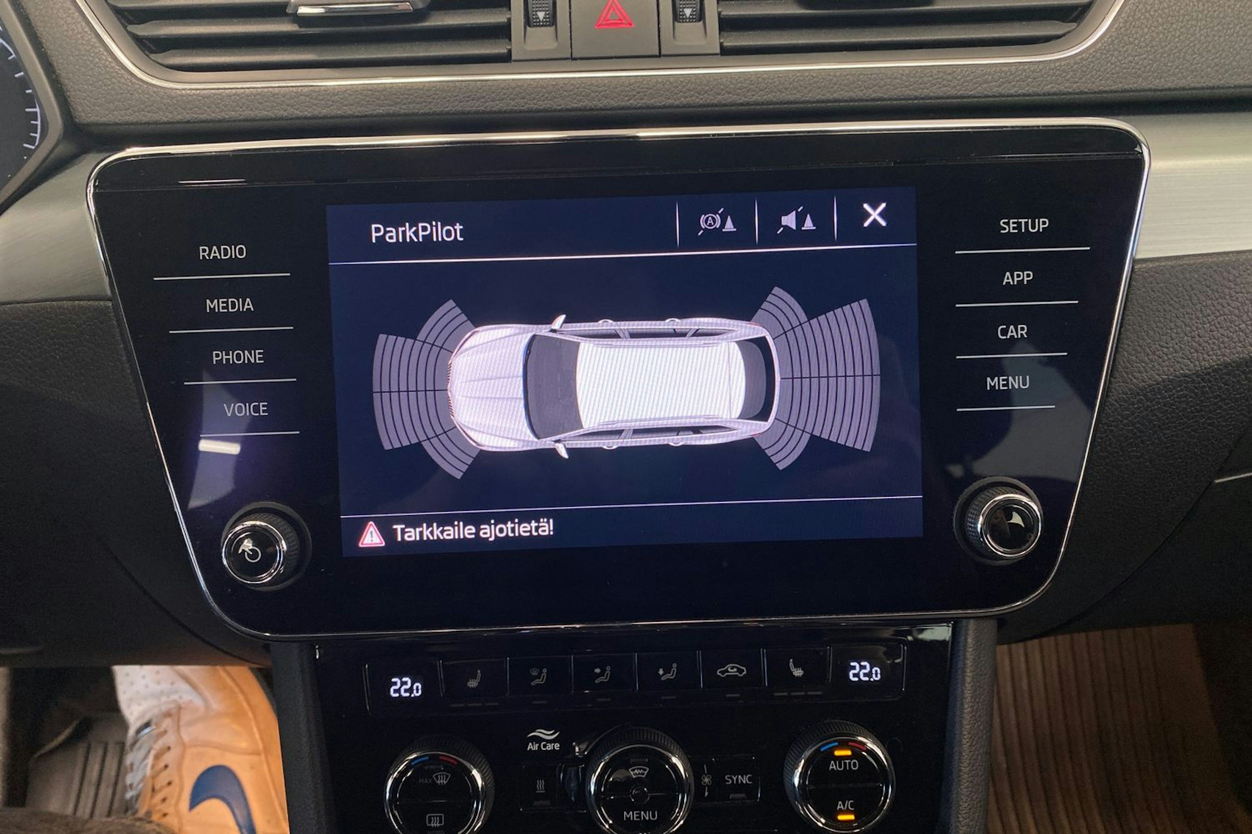 valkoinen Skoda Superb 2019 kuva 23.
