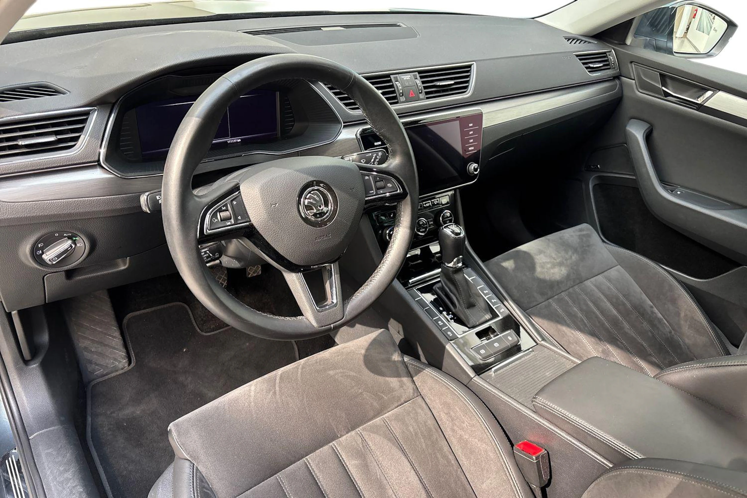 harmaa Skoda Superb 2019 kuva 6.