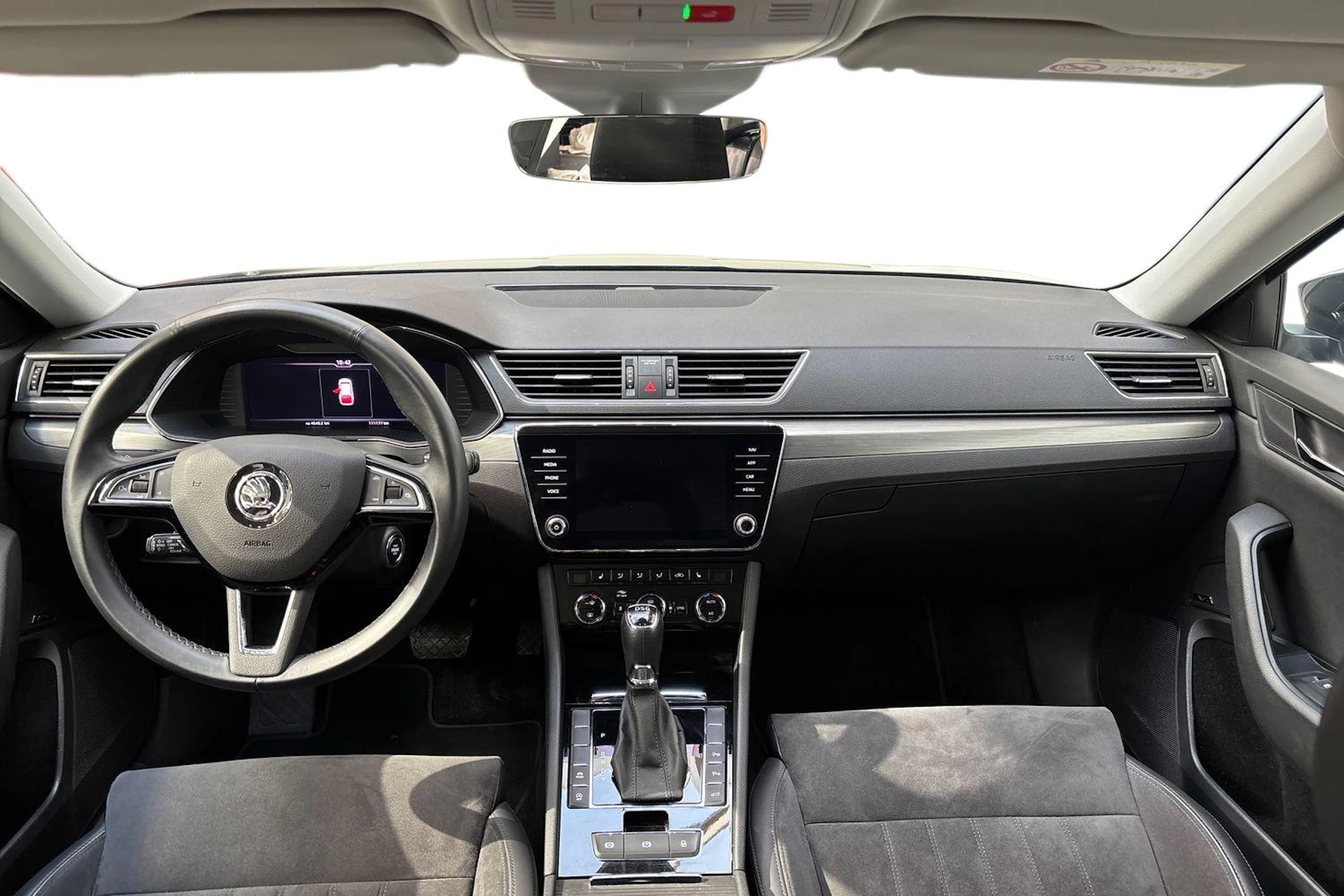 harmaa Skoda Superb 2019 kuva 7.