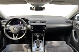 harmaa Skoda Superb 2019 kuva 7.