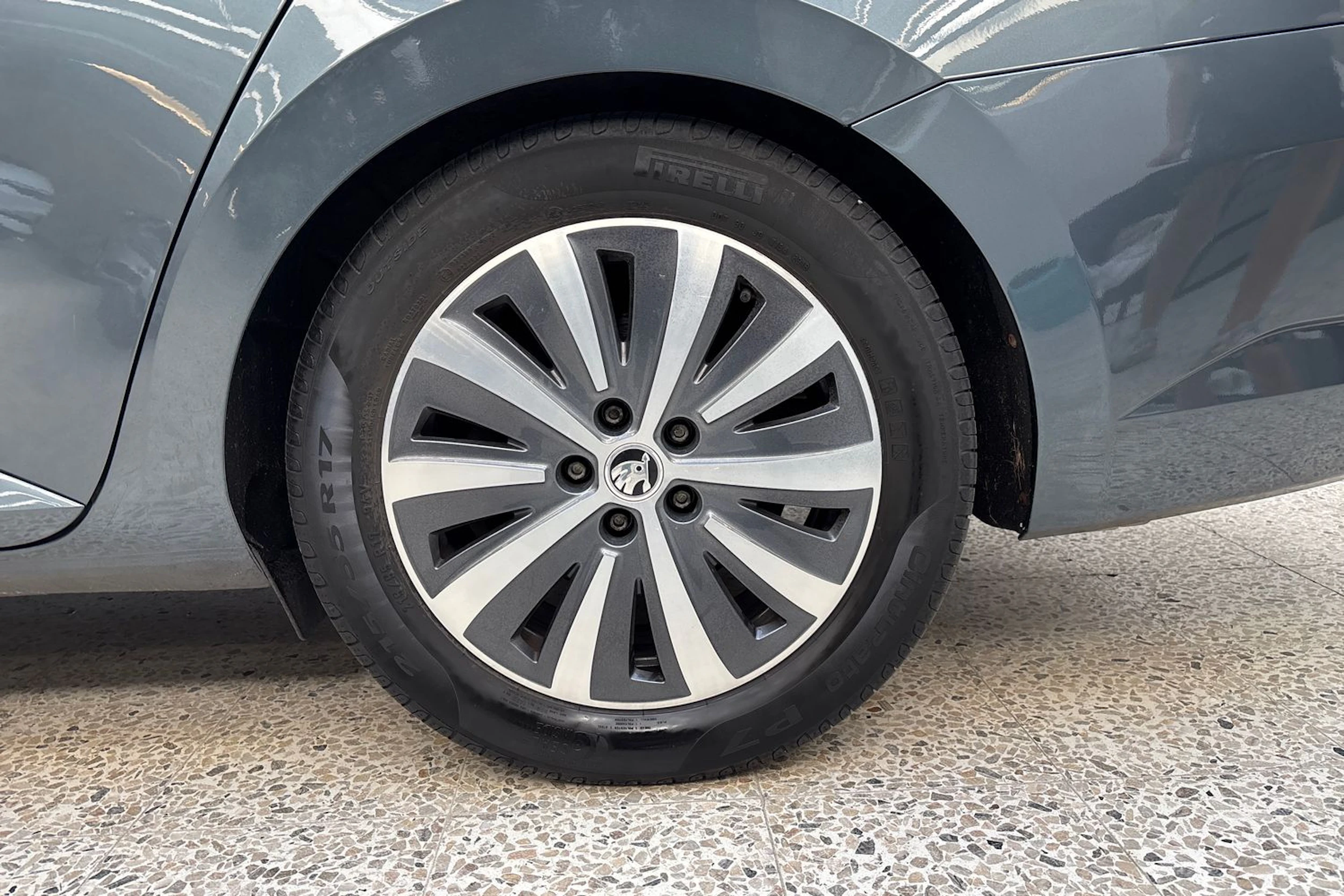 harmaa Skoda Superb 2019 kuva 10.