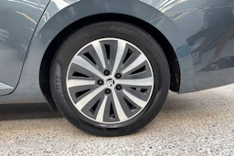 harmaa Skoda Superb 2019 kuva 10.