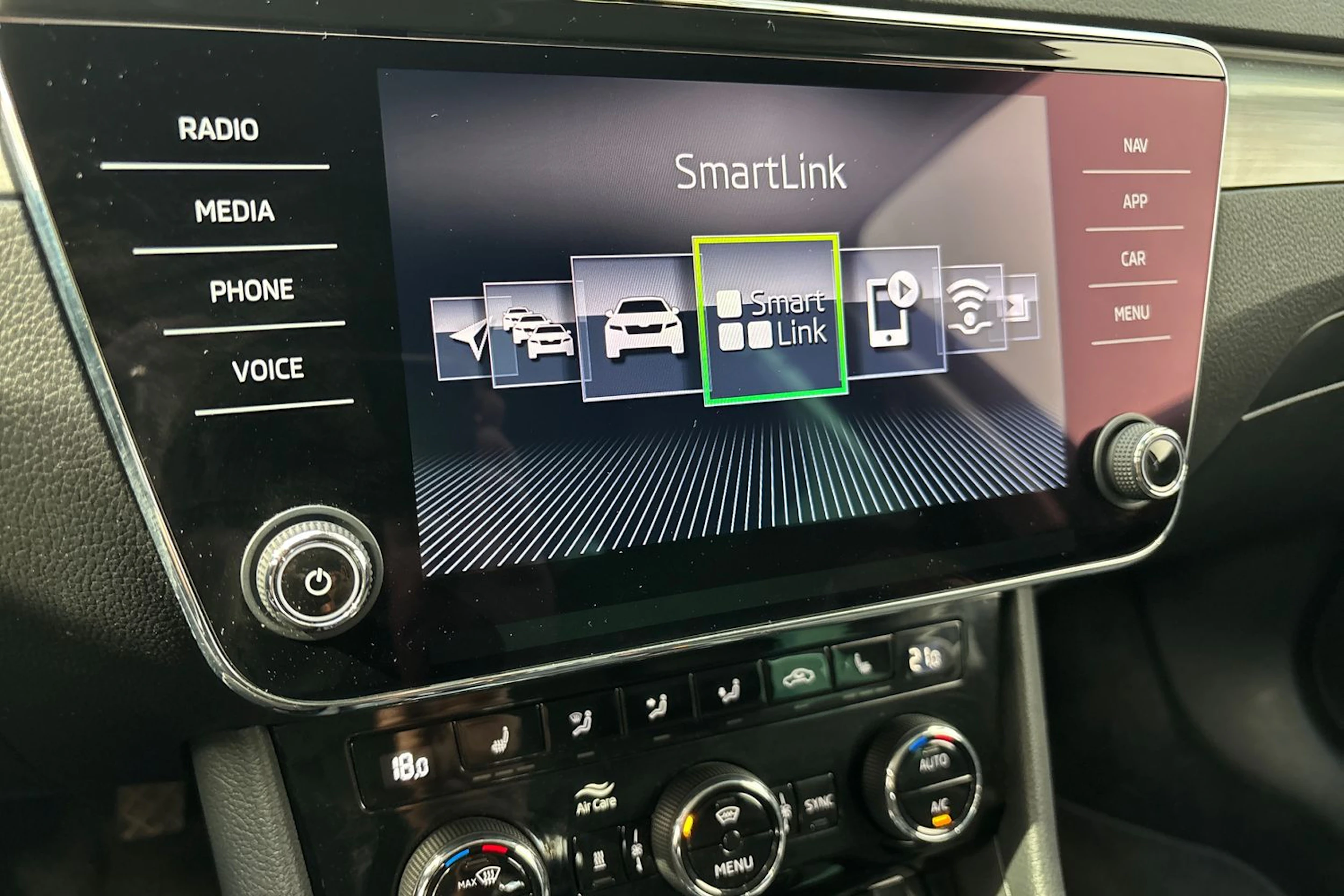 harmaa Skoda Superb 2019 kuva 24.