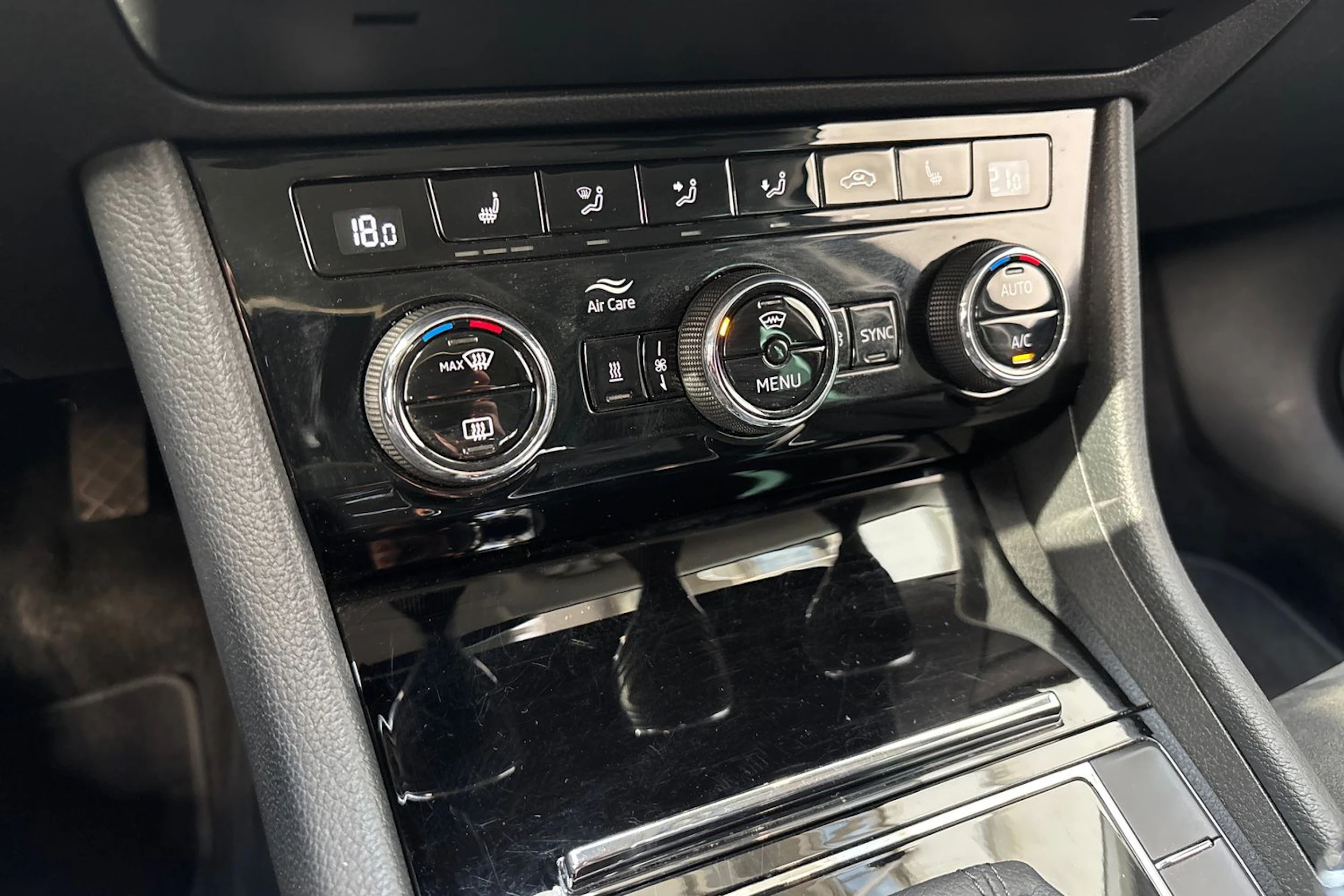 harmaa Skoda Superb 2019 kuva 25.