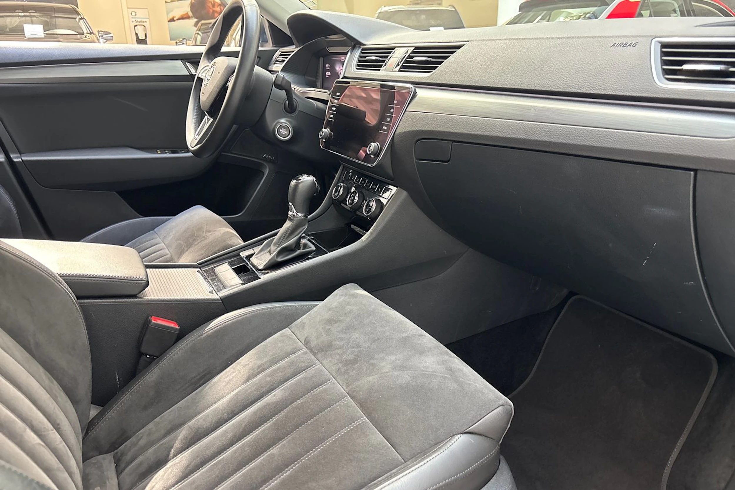 harmaa Skoda Superb 2019 kuva 29.
