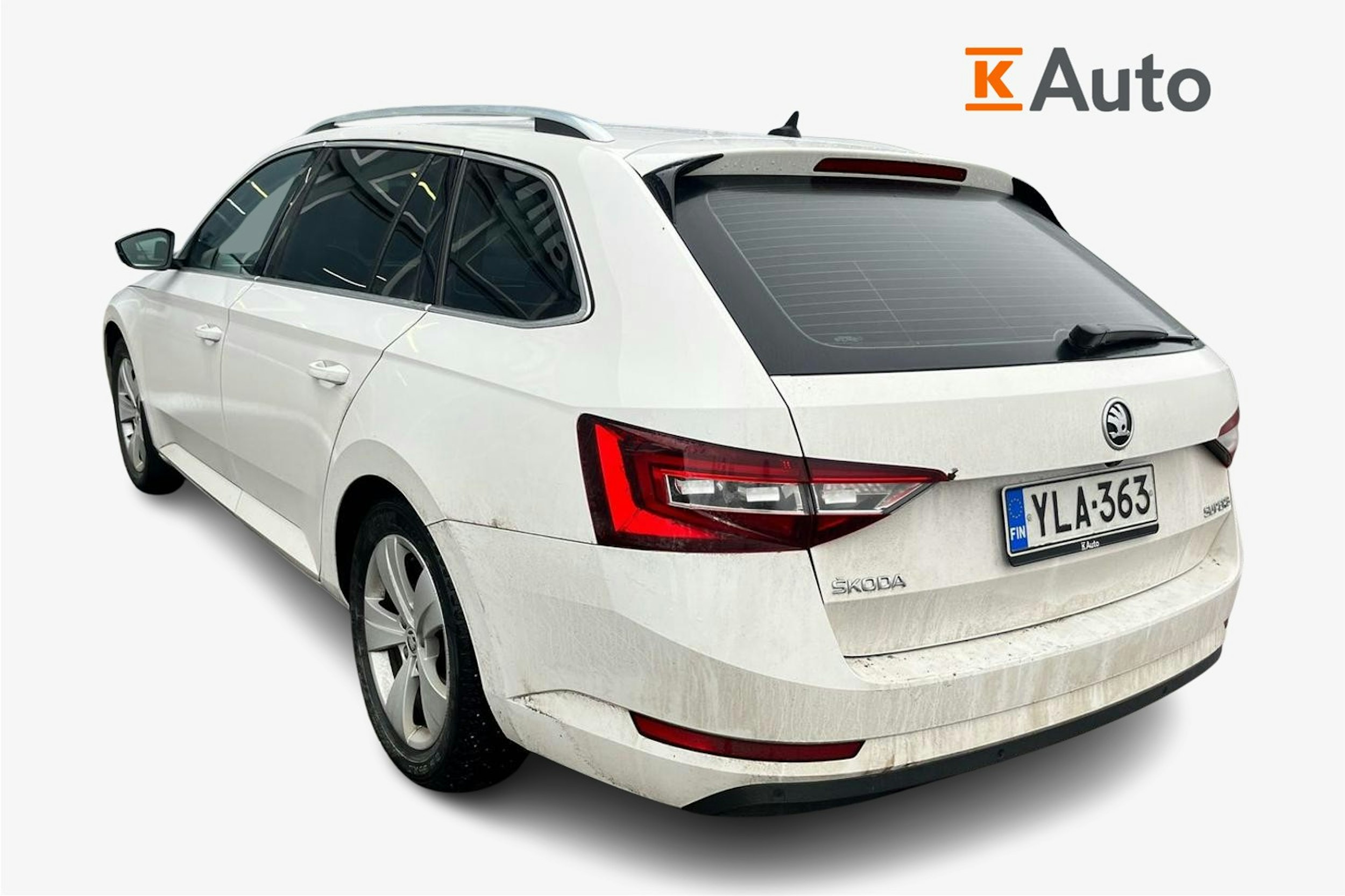 valkoinen Skoda Superb 2019 kuva 2.