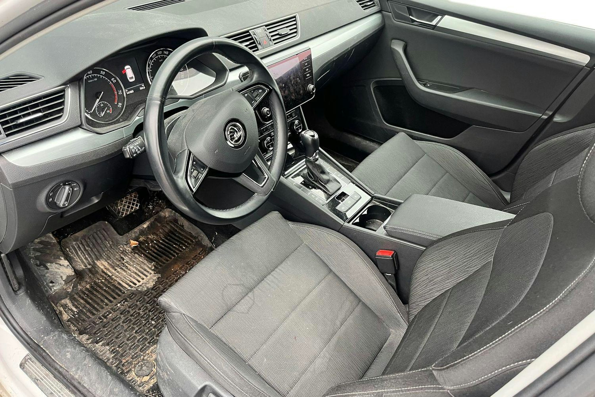 valkoinen Skoda Superb 2019 kuva 3.