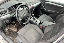 valkoinen Skoda Superb 2019 kuva 3.