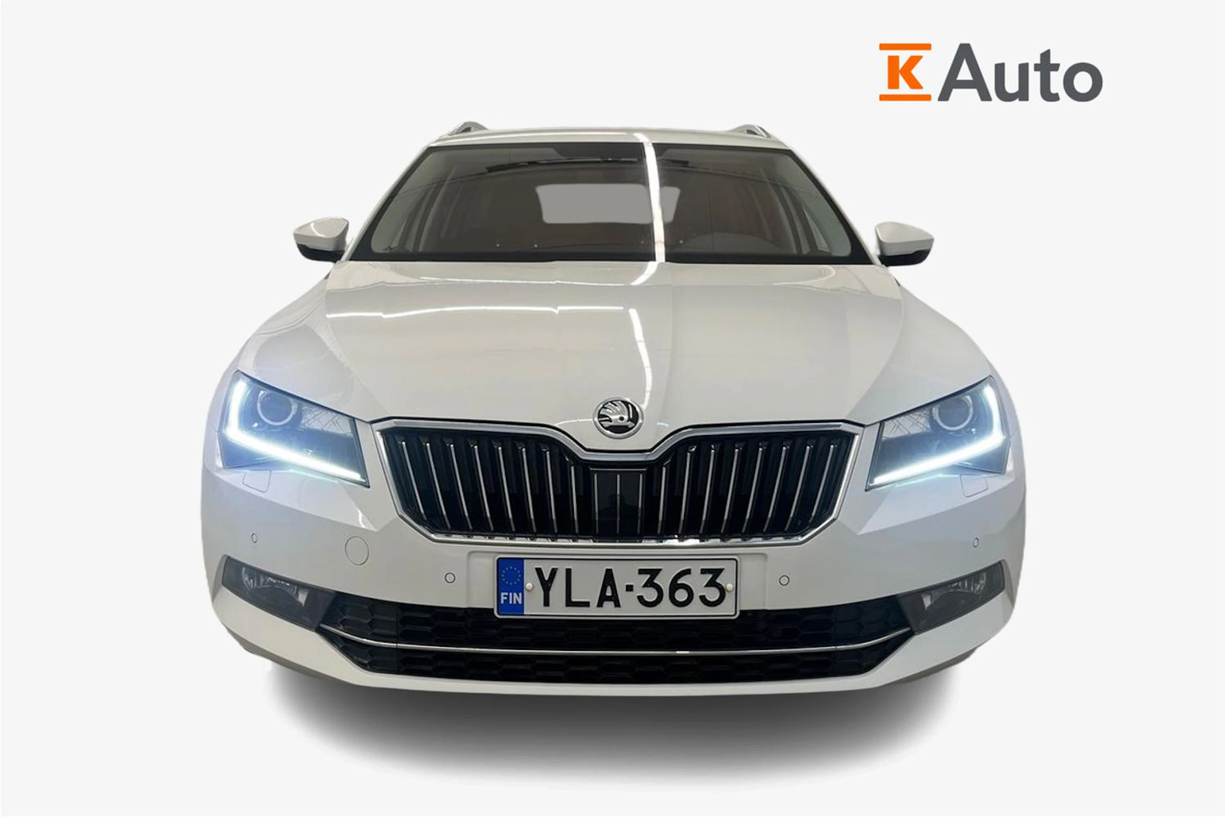 valkoinen Skoda Superb 2019 kuva 4.