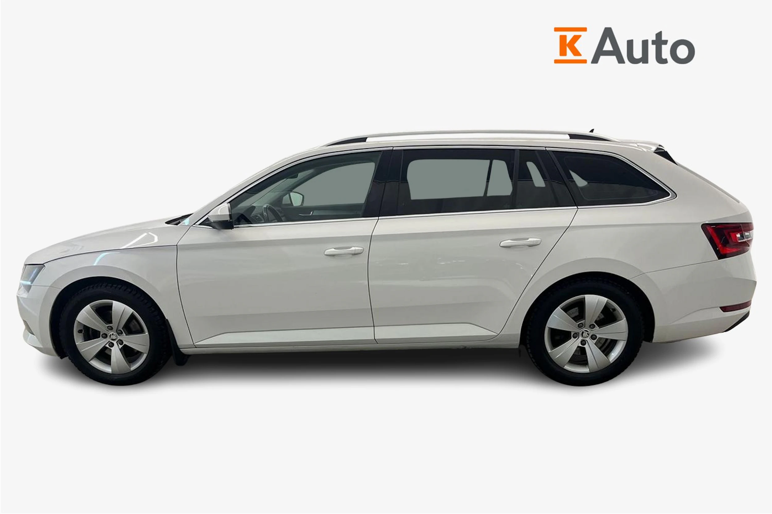 valkoinen Skoda Superb 2019 kuva 5.