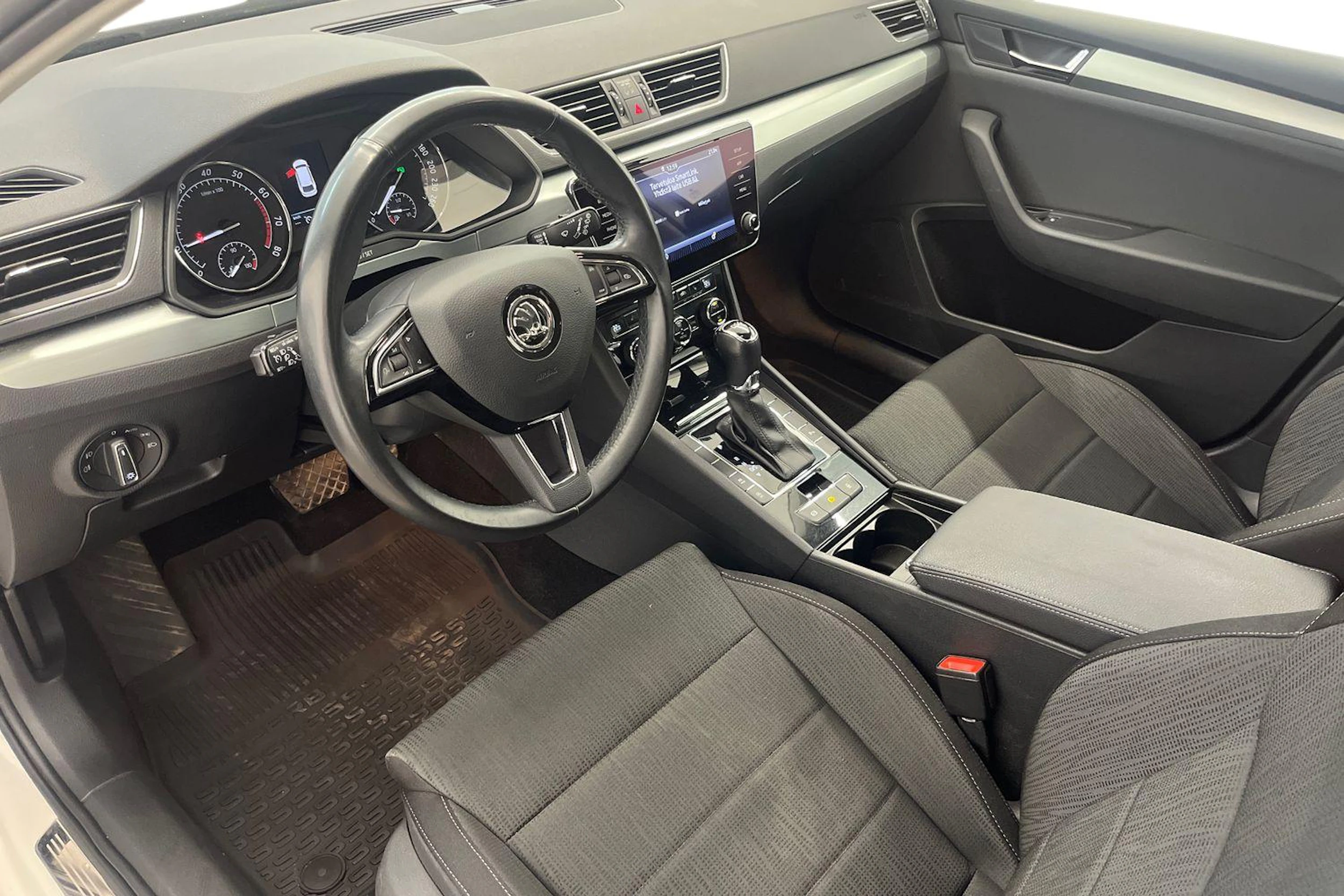 valkoinen Skoda Superb 2019 kuva 6.