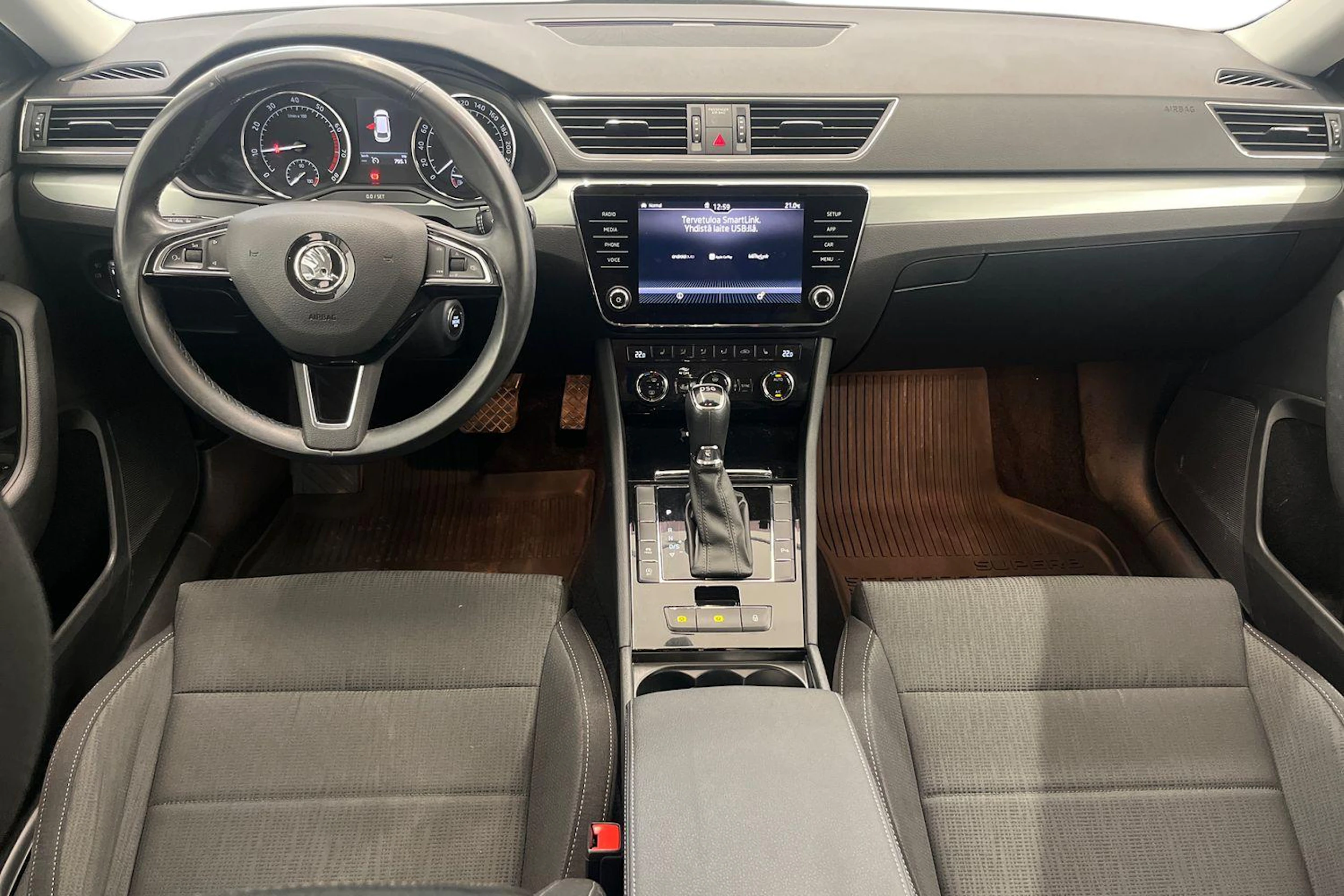 valkoinen Skoda Superb 2019 kuva 7.