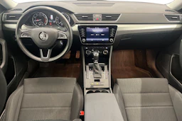 valkoinen Skoda Superb 2019 kuva 7.