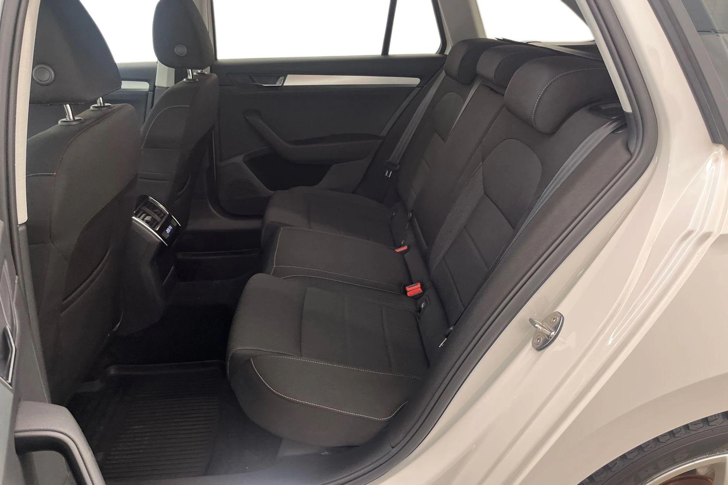 valkoinen Skoda Superb 2019 kuva 8.