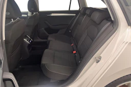 valkoinen Skoda Superb 2019 kuva 8.