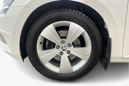 valkoinen Skoda Superb 2019 kuva 9.