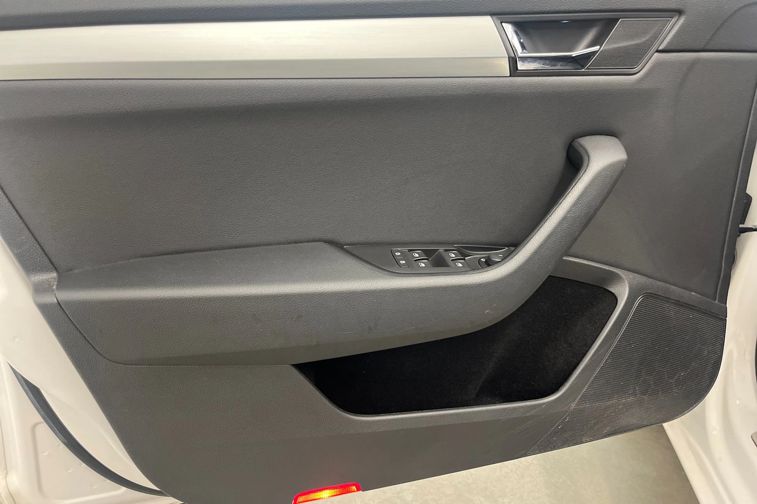 valkoinen Skoda Superb 2019 kuva 11.