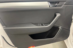 valkoinen Skoda Superb 2019 kuva 11.