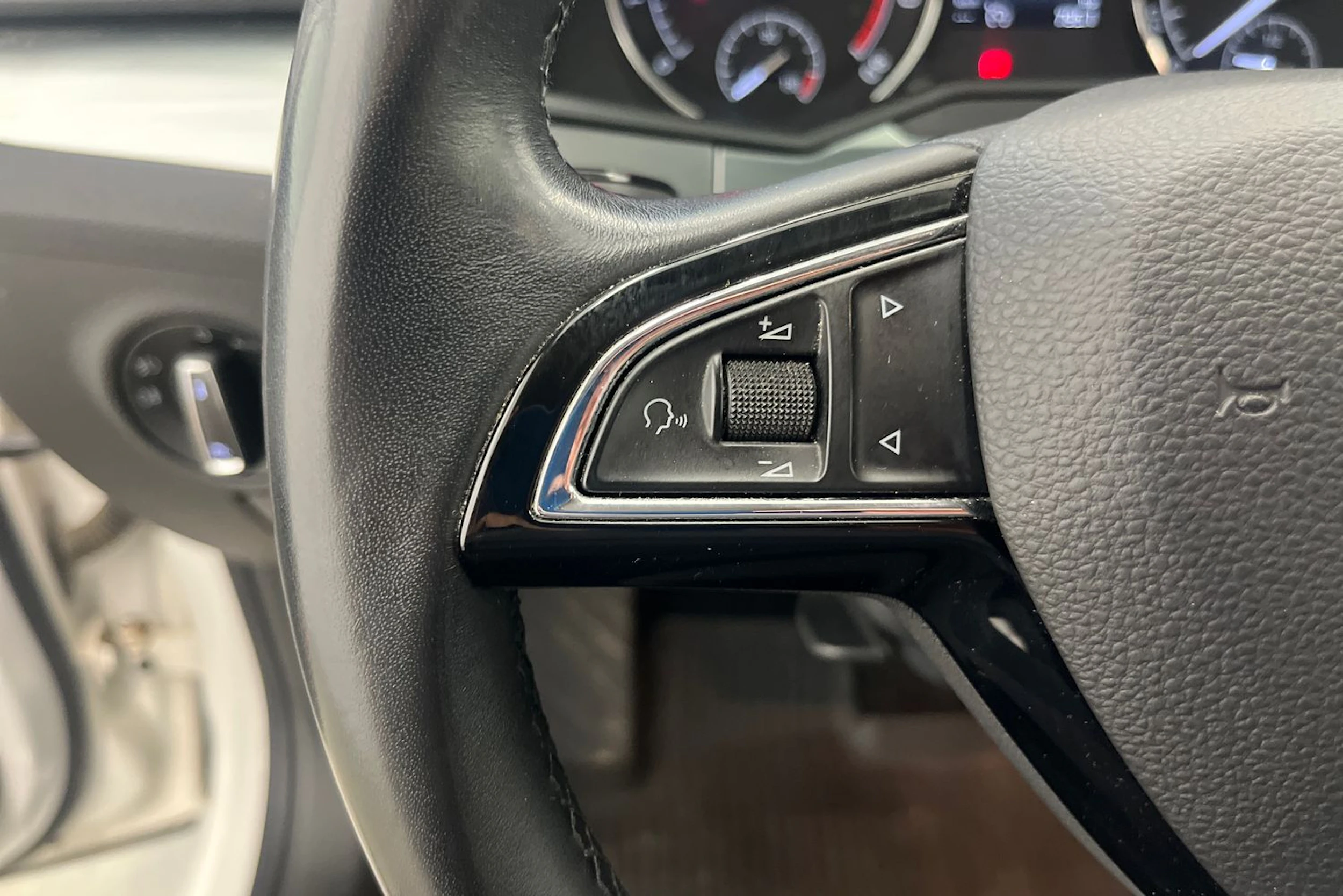 valkoinen Skoda Superb 2019 kuva 12.